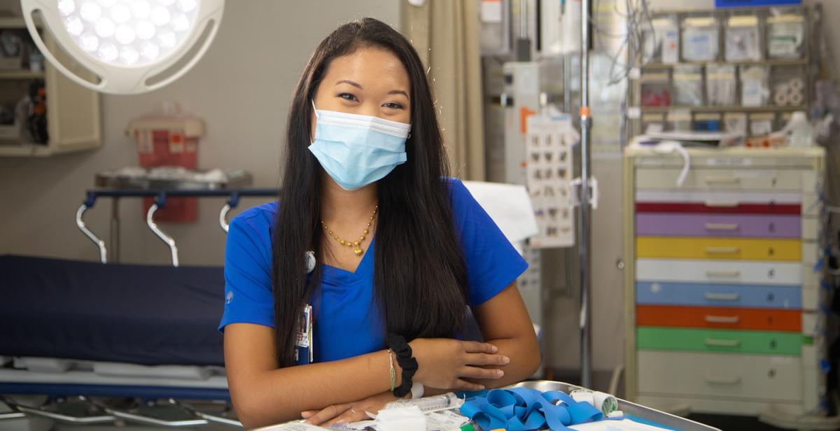 Serena Thidasongsavanh works as a nurse in the emergency department at 美国健康 University Hospital. 与美国其他学术医疗中心相比, the University Hospital emergency department handles some of the most complex and challenging cases requiring the highest level of care. 