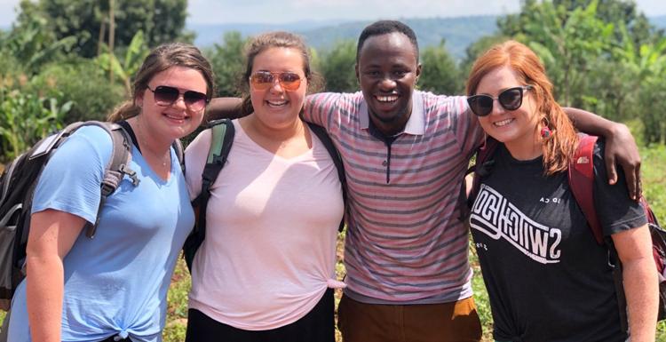 From L-R; Haley Borin, Tuyishimire Neza David, 十大彩票网投平台的学生梅森·雷德蒙德和凯蒂·马丁在加哈拉教堂传教, 2019年6月的卢旺达.