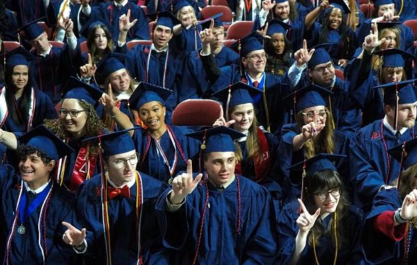 十大彩票网投平台 degree candidates at fall Commencement