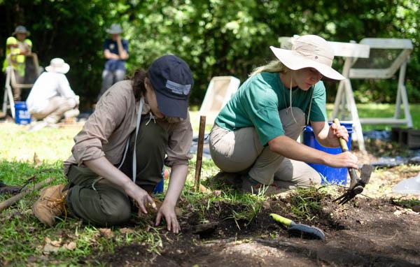 University of 南 Alabama senior Grace Barrentine, 左, swiched her major to archaeology after taking an introductory class. 她还在学习生物学，并计划通过成为一名水下考古学家来结合她的两个爱好.