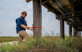 In addition to relying on data from more expensive Sentinels, engineering professor Dr. Bret Webb will deploy smaller storm surge and wave gauges in advance of a hurricane. 它们可以被贴在结构上，比如多芬岛的这个码头.